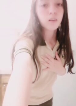 Veneca Colegiala blanquita se desnuda todita 21