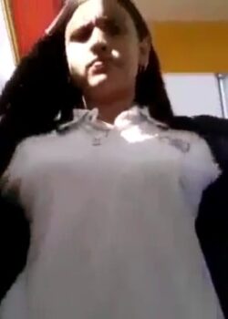 Morrita se desnuda en el baño del cole 20