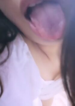 La santa de la clase + vídeo desnuda 19