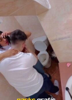 Se prende la culeadera En los baños del cole 20