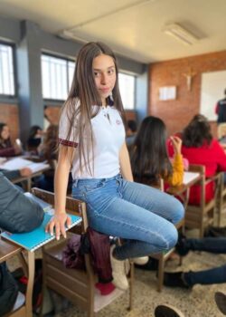 Tierna Colegiala blanquita+ 9 videos filtrados+ Nudes 21